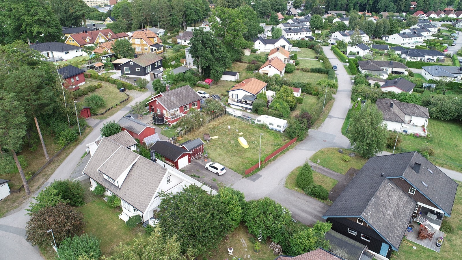 Det finnes en gammel vannbrønn (ikke drikkevann) i sør-østre hjørne av tomta. Denne kan brukes eller saneres, ifølge selger. Galleribilde