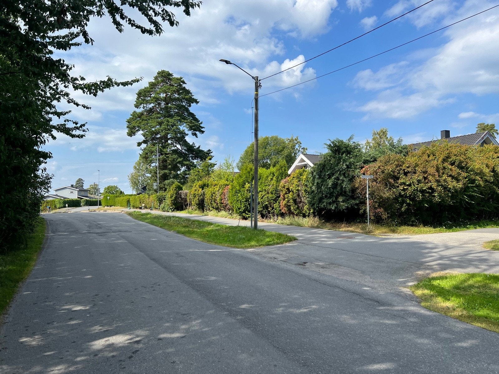 Eiendommen ligger innerst i en blindvei, i et etablert boligstrøk. Galleribilde