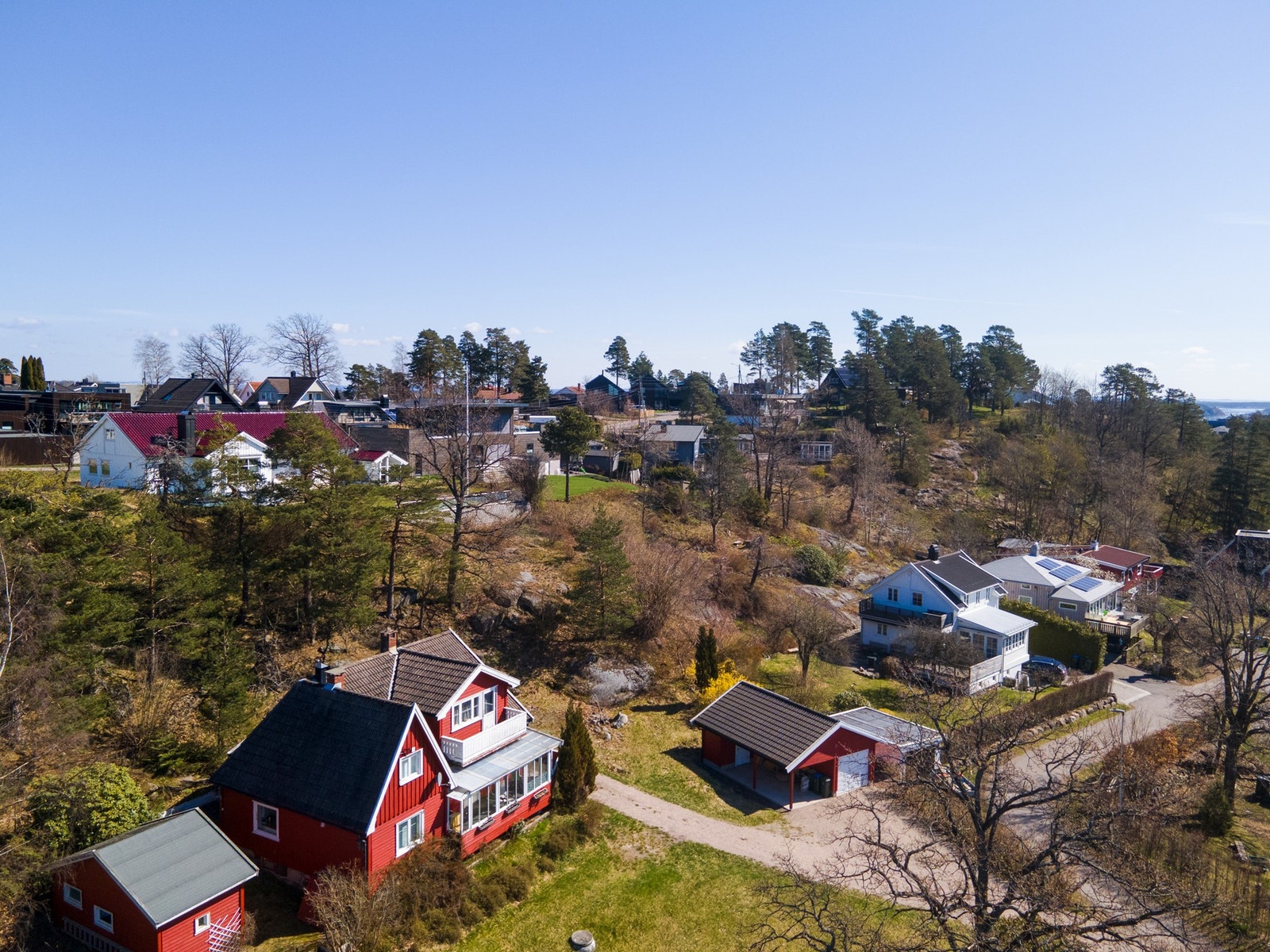 Det er gangavstand til skoler, butikker, barnehager og flotte turområder. Gangavstand også til sjøen. Galleribilde