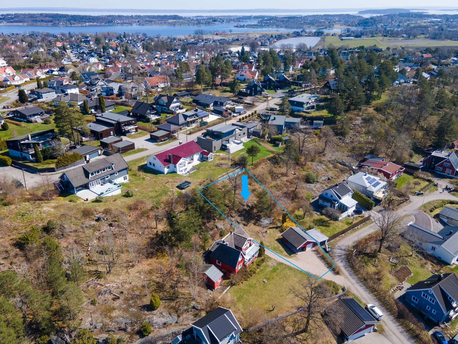 Høyt og frittliggende boligtomt beliggende i rolig område i Vestskogen. Galleribilde