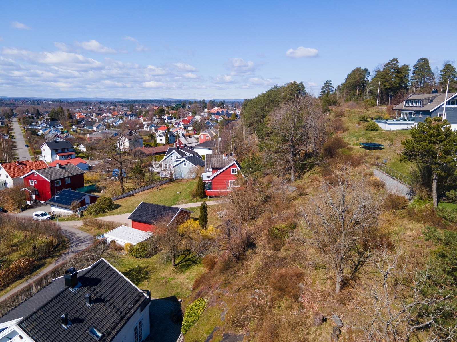 Tomten er lett skrånende mot vest og og bygger seg opp i terrenget møt øst. Her kan tomten utnyttes for å optimalisere utsikten. Galleribilde