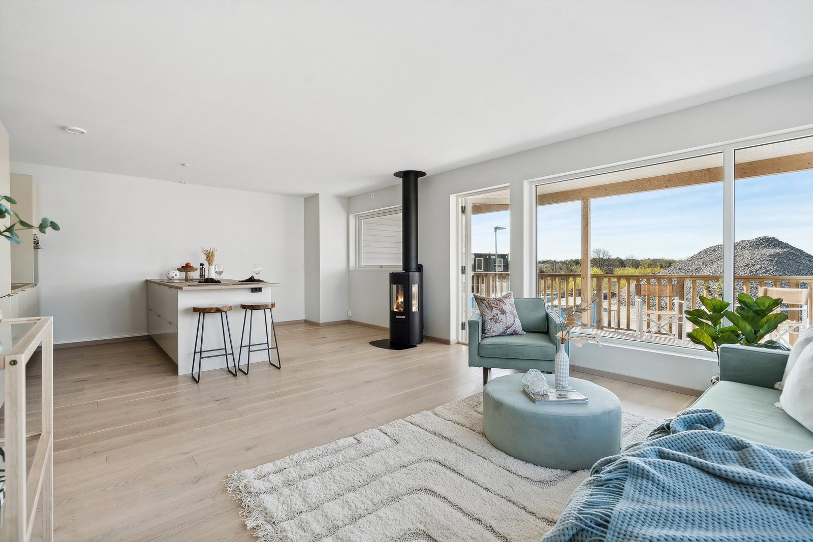 Store vindusflater gir mye naturlig lysinnslipp. Galleribilde