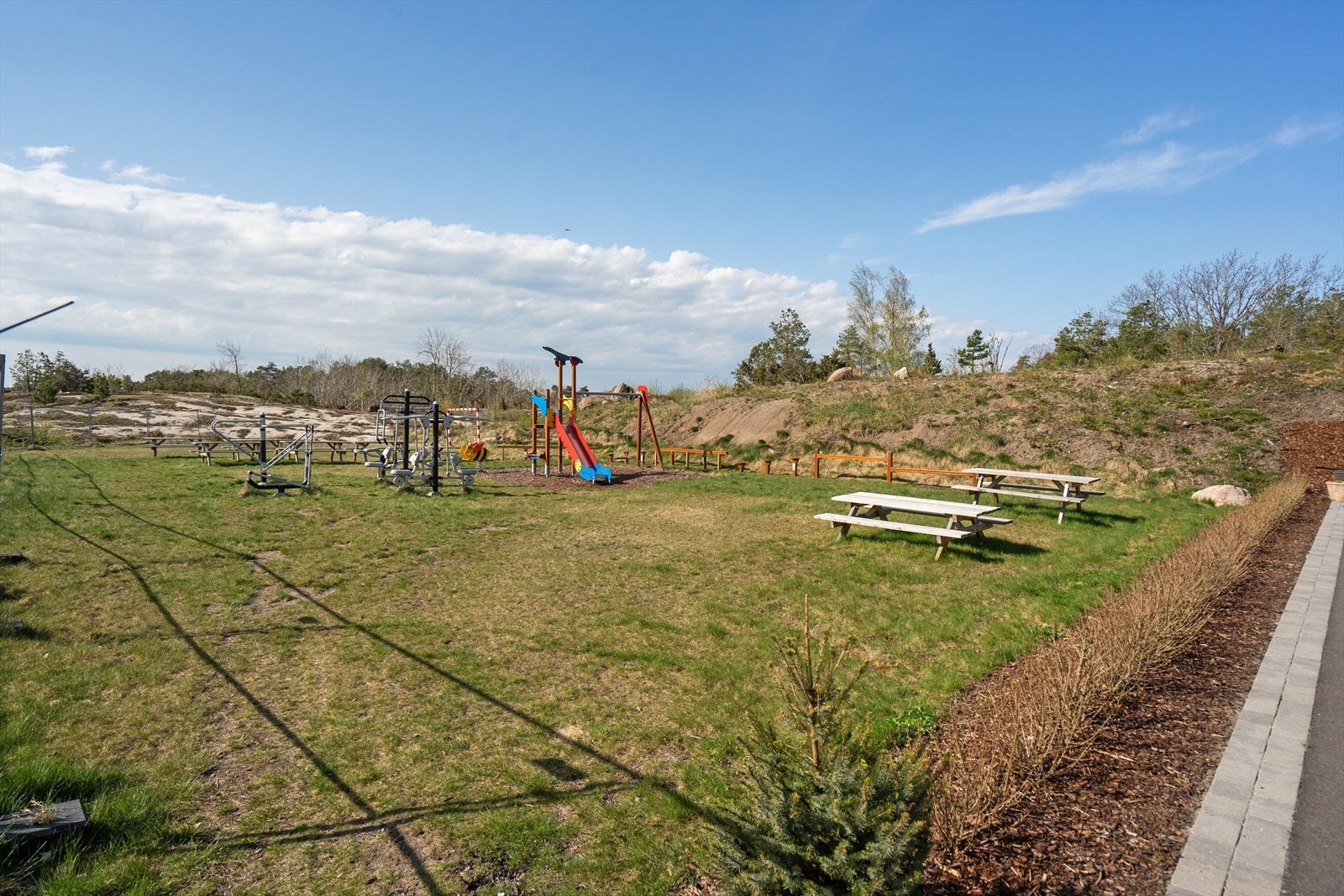 Felles lekeplass/treningsapparater for nåværende og fremtidig bebyggelse. Galleribilde