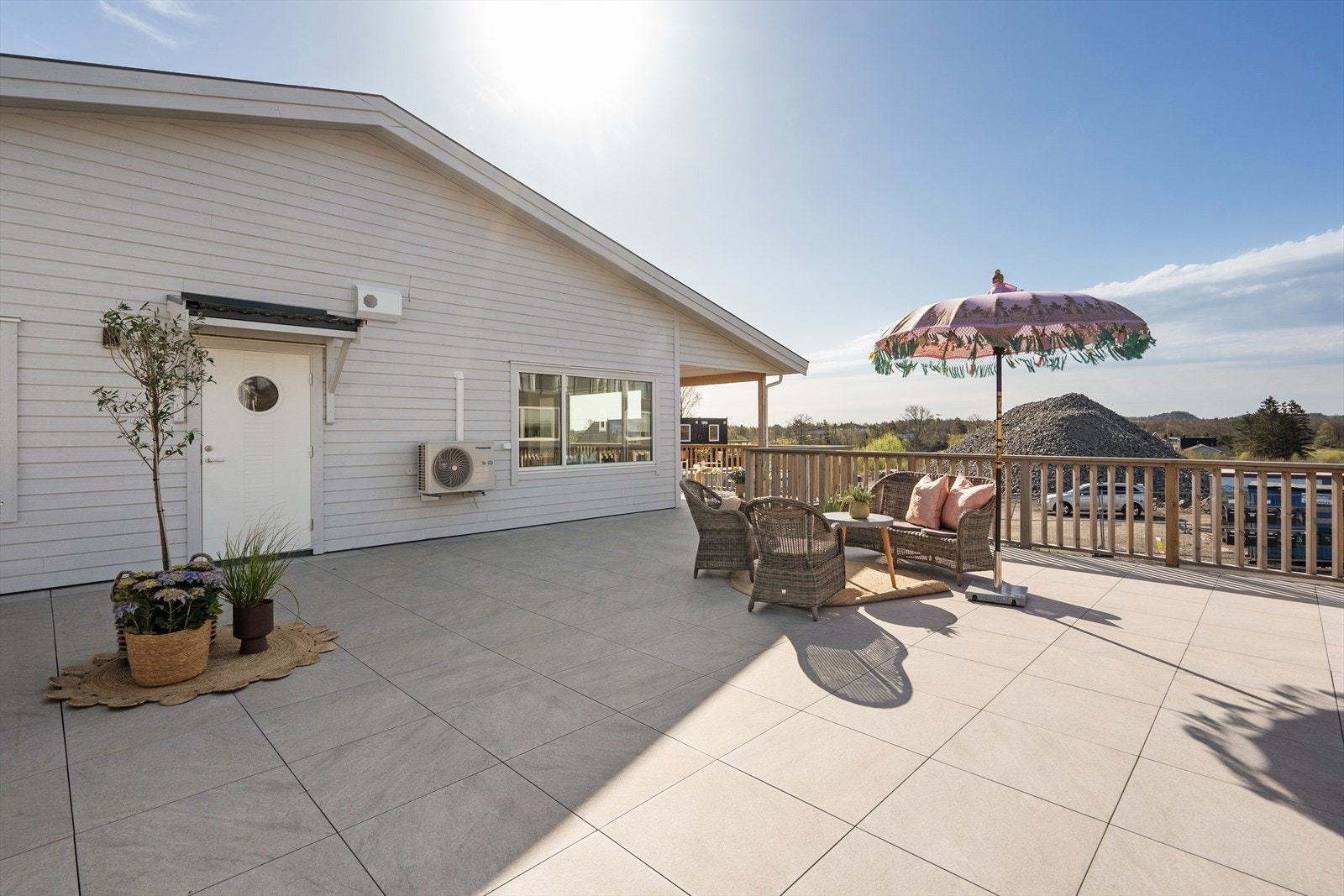 Overbygget uteplass mot syd rundt hjørnet. Galleribilde