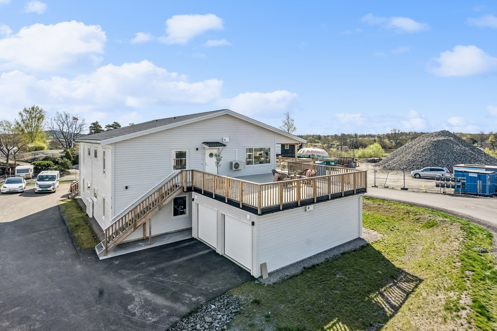 Garasje på bakkeplan med parkering foran. Galleribilde