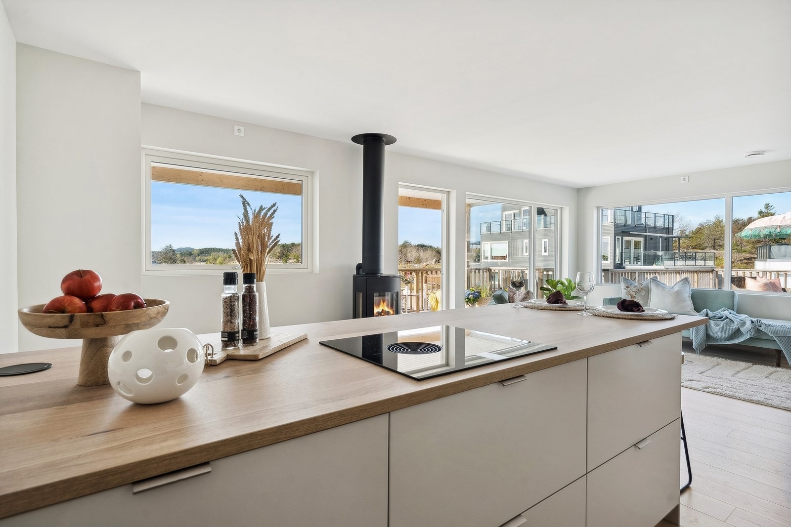 Plass til spisestue foran kjøkkenet. Galleribilde