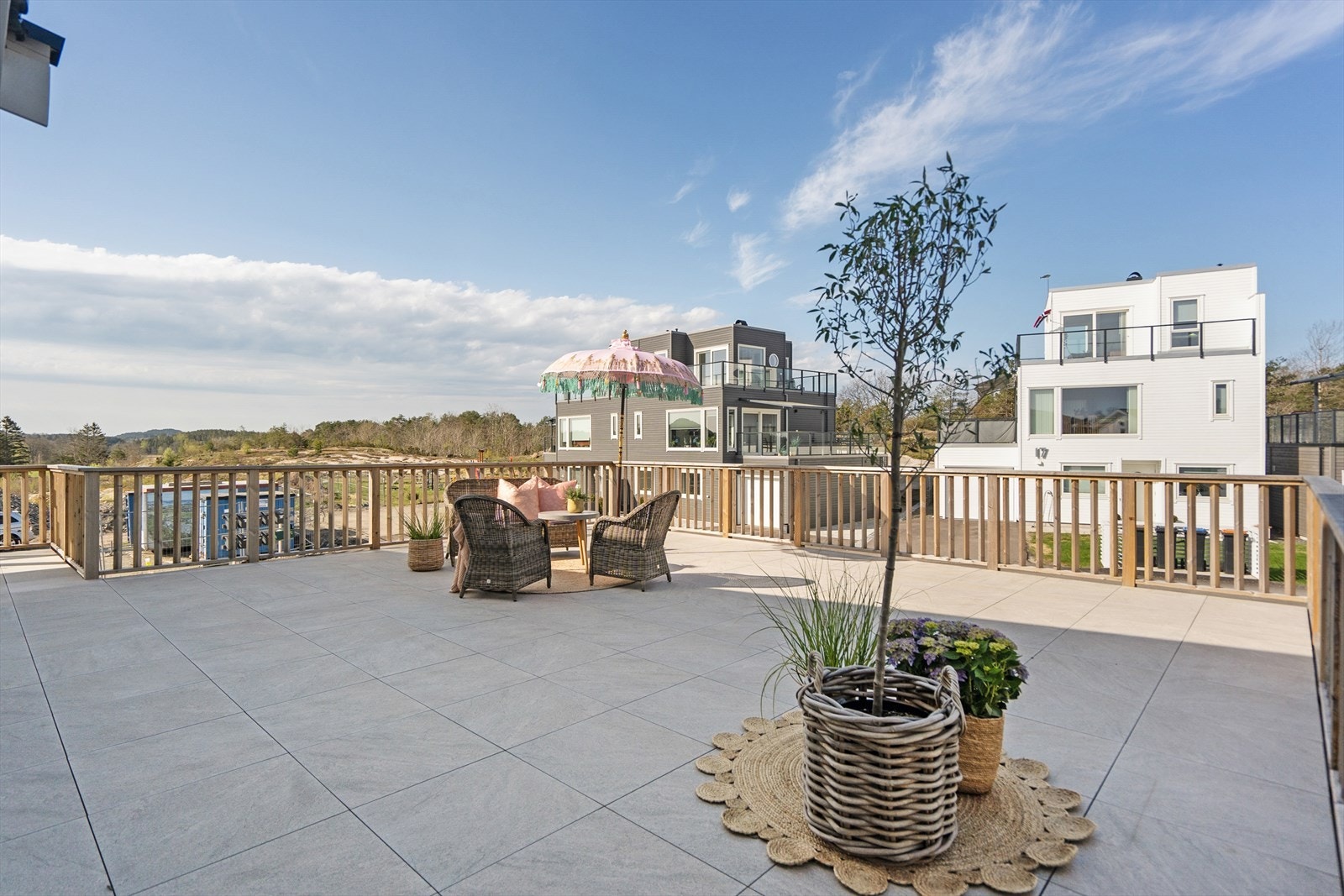 Raus veranda, som ligger mot 3 himmelretninger. Galleribilde