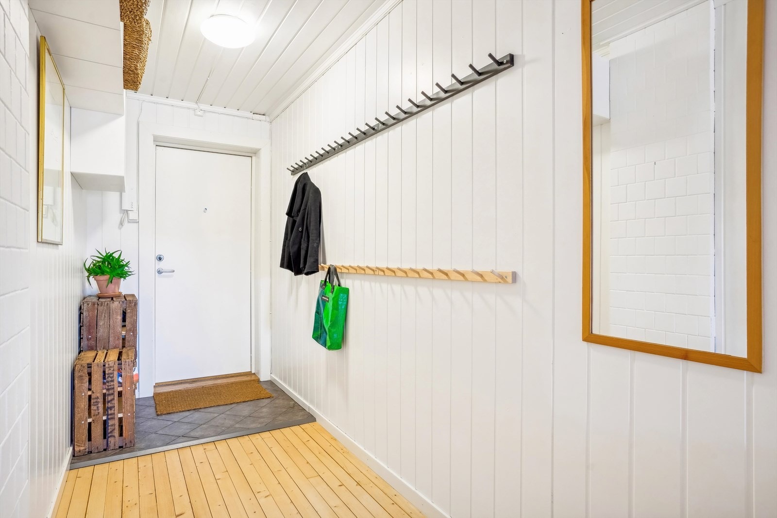 Leiligheten har en lys og romslig gang. Nyere ytterdør i regi av brl. Galleribilde