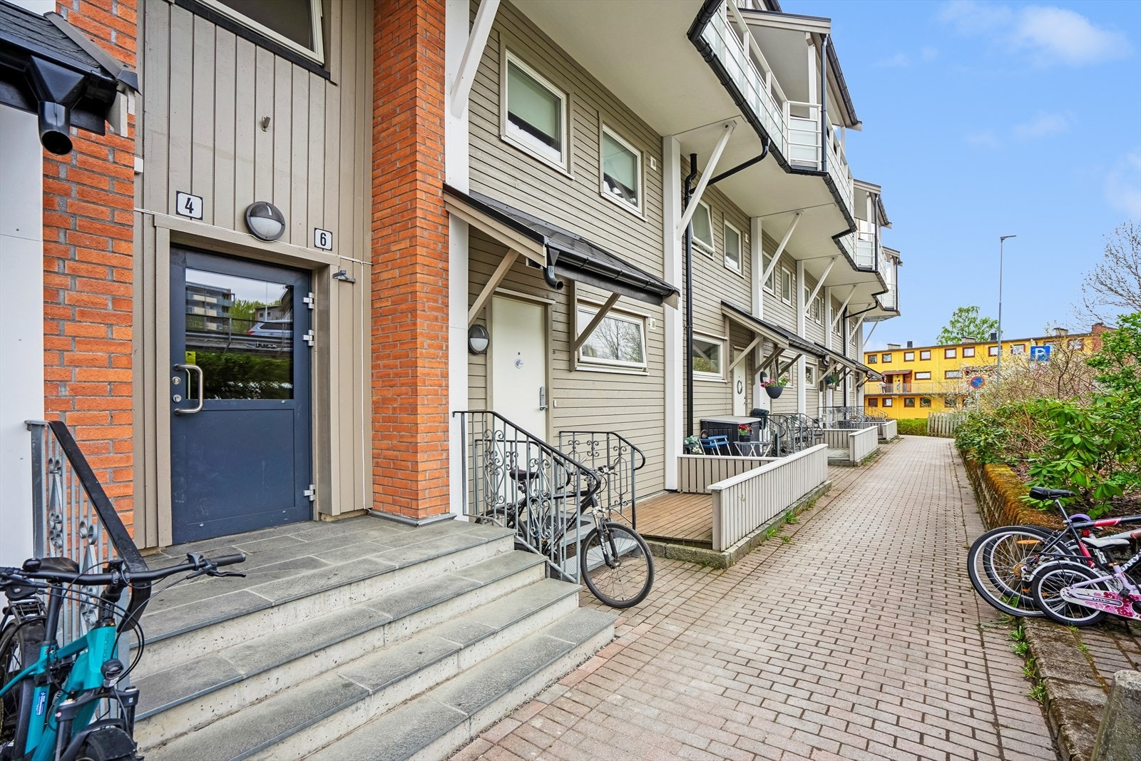 Leiligheten ligger i byggets 3. og 4. etasje via felles trappeoppgang. Galleribilde