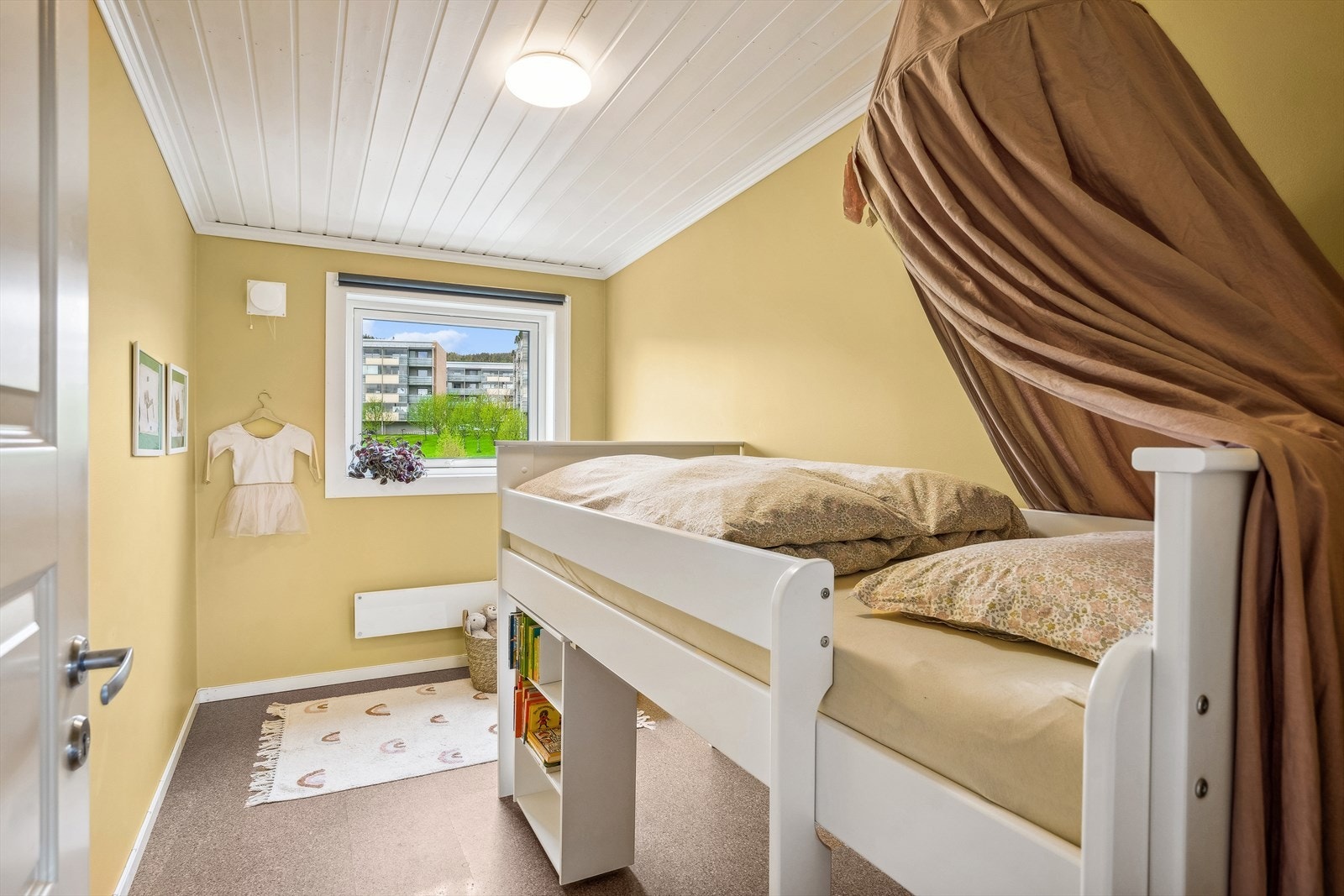 Soverom 3 med god plass til barneseng/køyseng. Korkvinyl på gulvet. Galleribilde