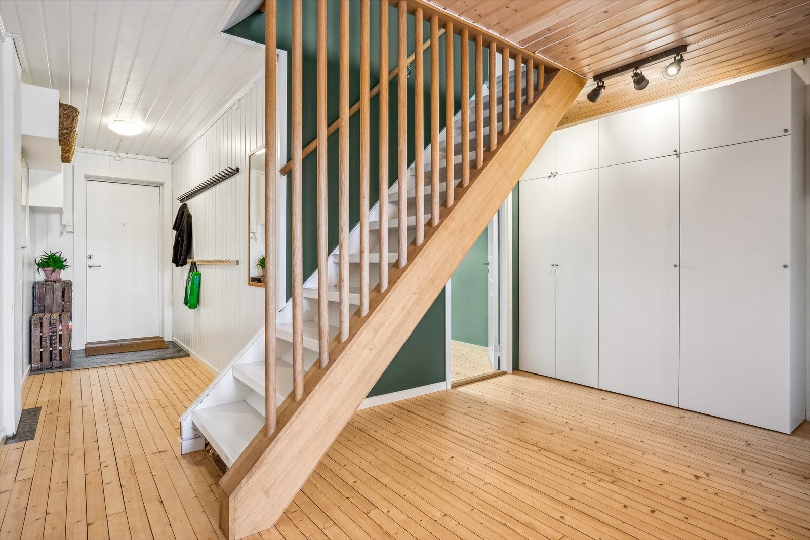 Leiligheten er fordelt over to plan. Her finner man hovedsoverom, baderom, kjøkken, spisestue og balkong. Galleribilde