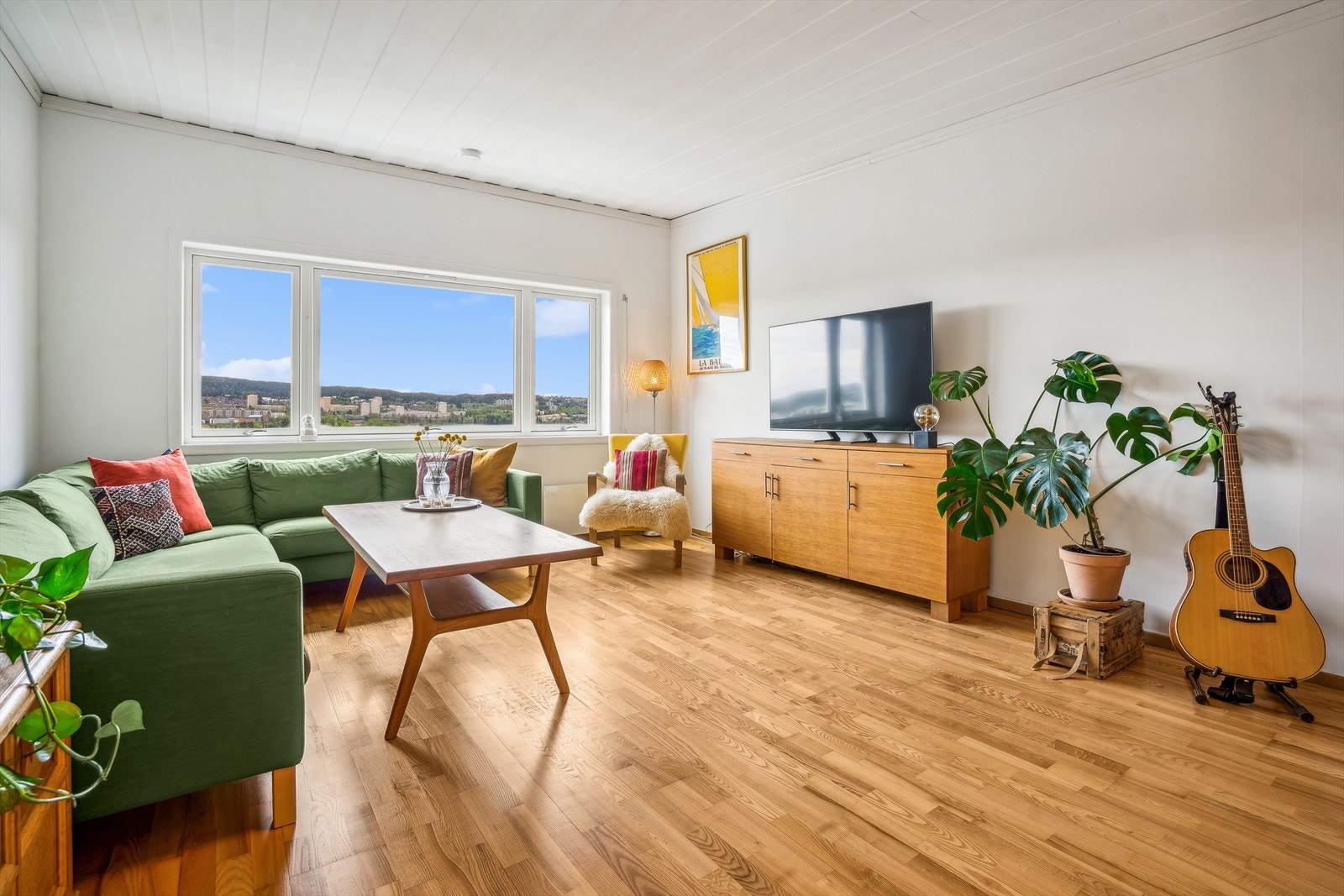 Fra stuen er det nydelig utsikt over dalen og rikelig med lysinnslipp. Galleribilde
