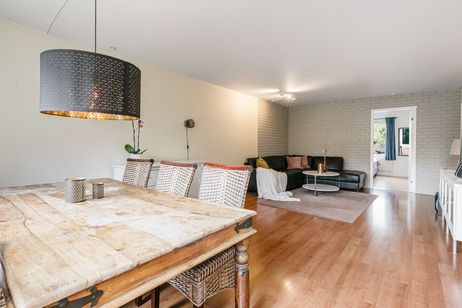 God plass til både sofagruppe og spisestue. Galleribilde