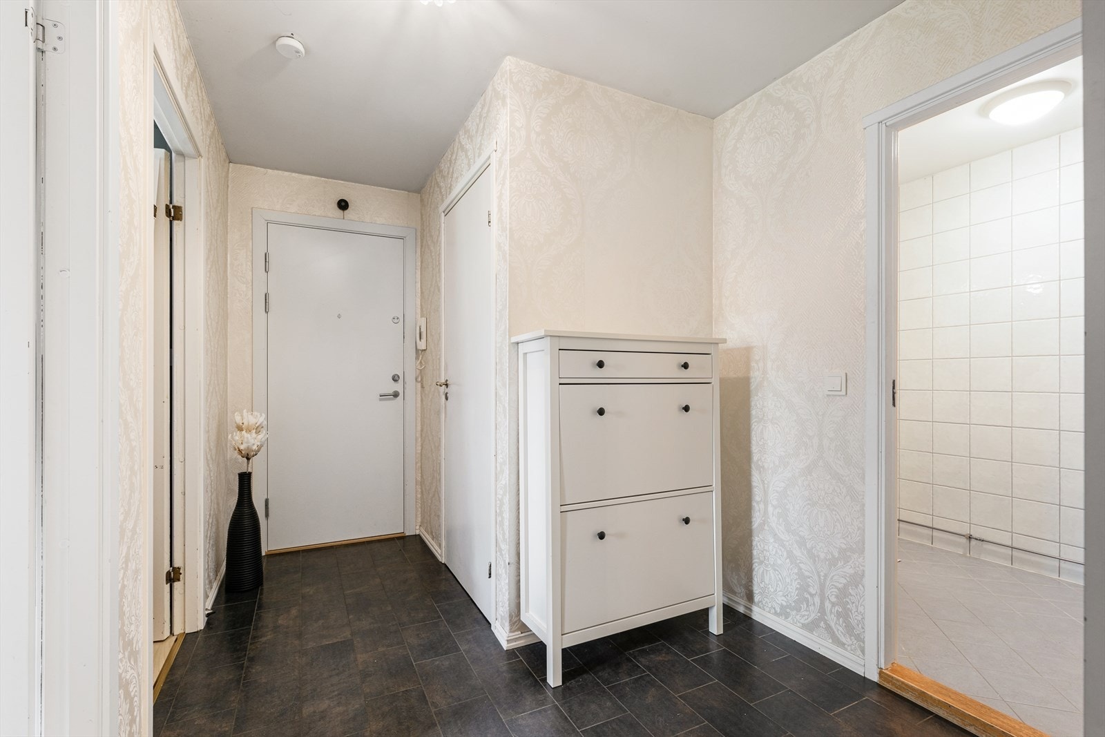 Meget romslig inngangsparti med god plass til å henge fra seg yttertøy. Galleribilde
