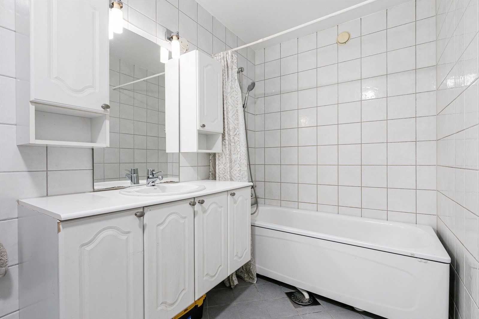 Tidløst flislagt bad. Galleribilde