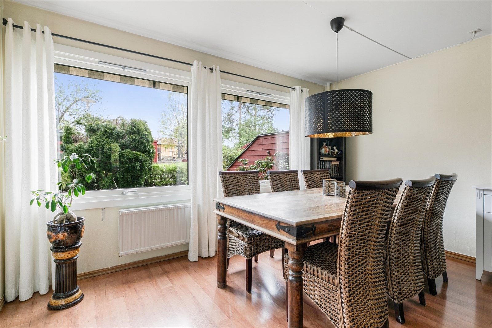 Store vindusflater som gir mye naturlig lys til rommet. Galleribilde