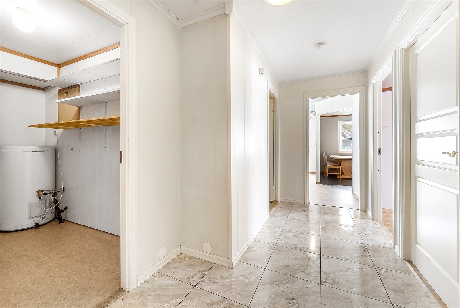 Gang og vaskerom til venstre. Galleribilde