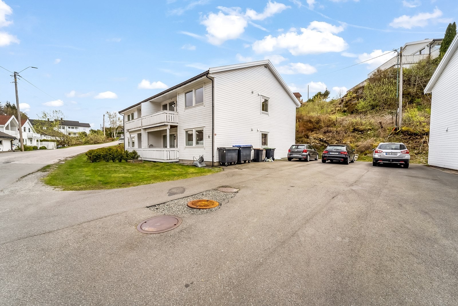 Felles p-plass som er asfaltert. Galleribilde