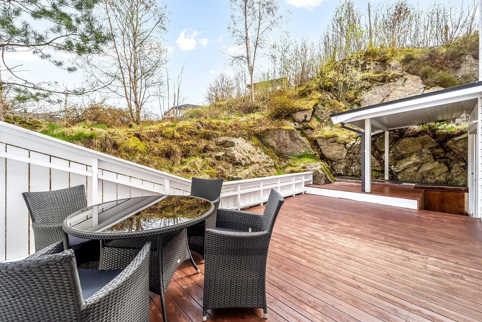 Fra terrasse i ende av bygg. Hagemøbler medfølger. Galleribilde