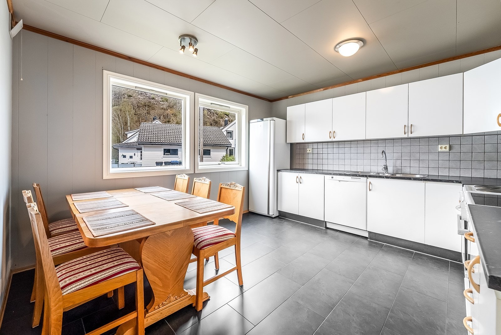 Kjøkken - bord og stoler medfølger, samt hvitevarene. Galleribilde