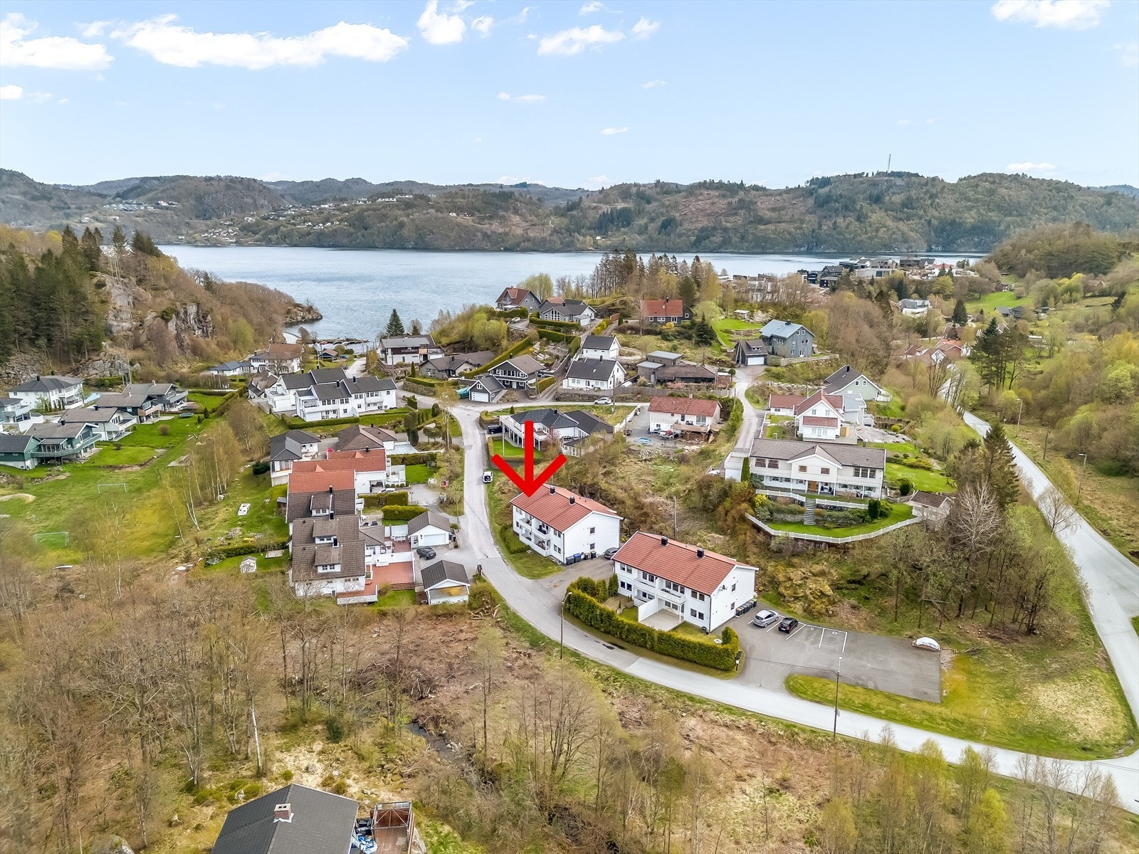 Oversikt boligfelt i Kalvehagsveien. Rosfjorden i bakgrunnen. Galleribilde