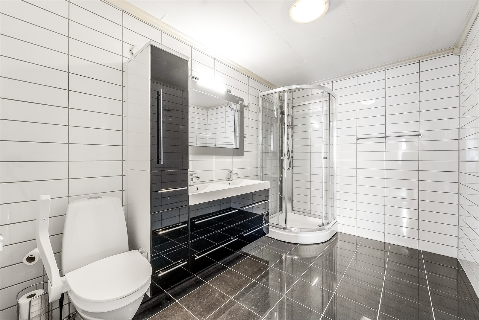 Bad/wc, dusj. Renovert ca. 2016. Galleribilde