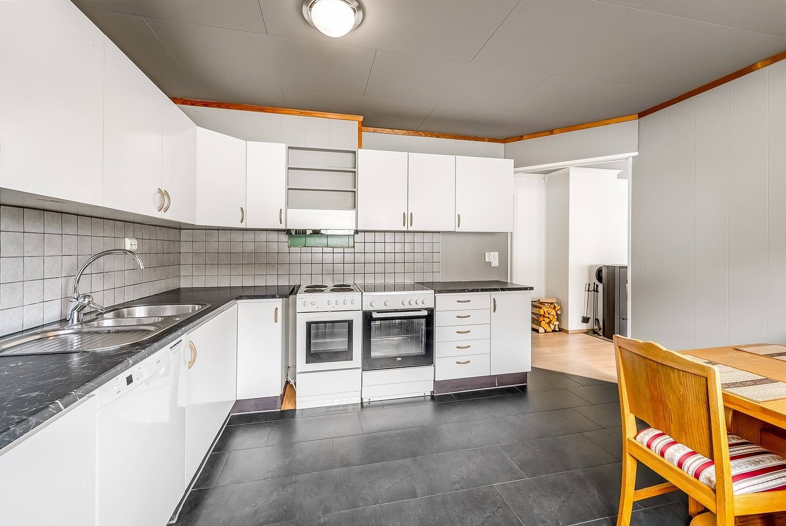 Kjøkken - hvitevarene vil medfølge, samt spisebord m/stoler. Galleribilde