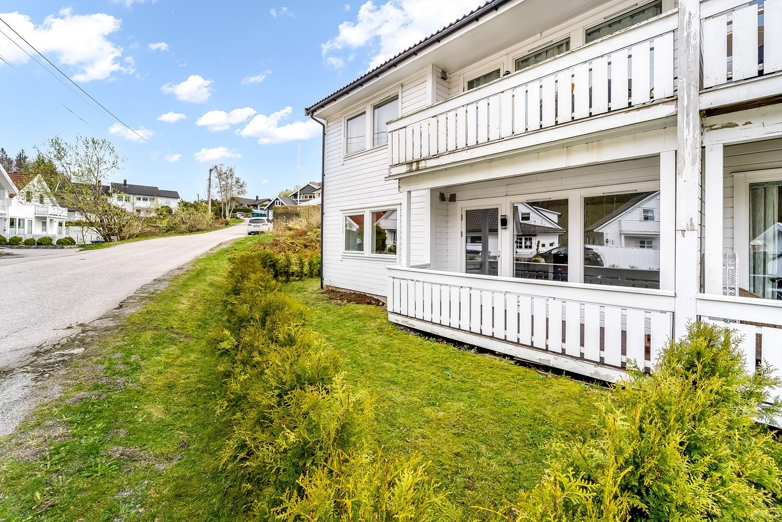 Litt hage ved leiligheten. (Felles eiertomt for sameie) Galleribilde