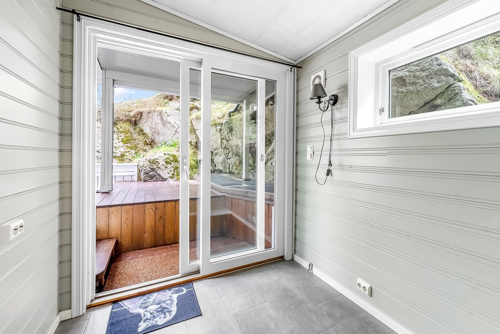 Tilbygg bakside - gang. Utgang til terrasse i ende av bolig. Galleribilde