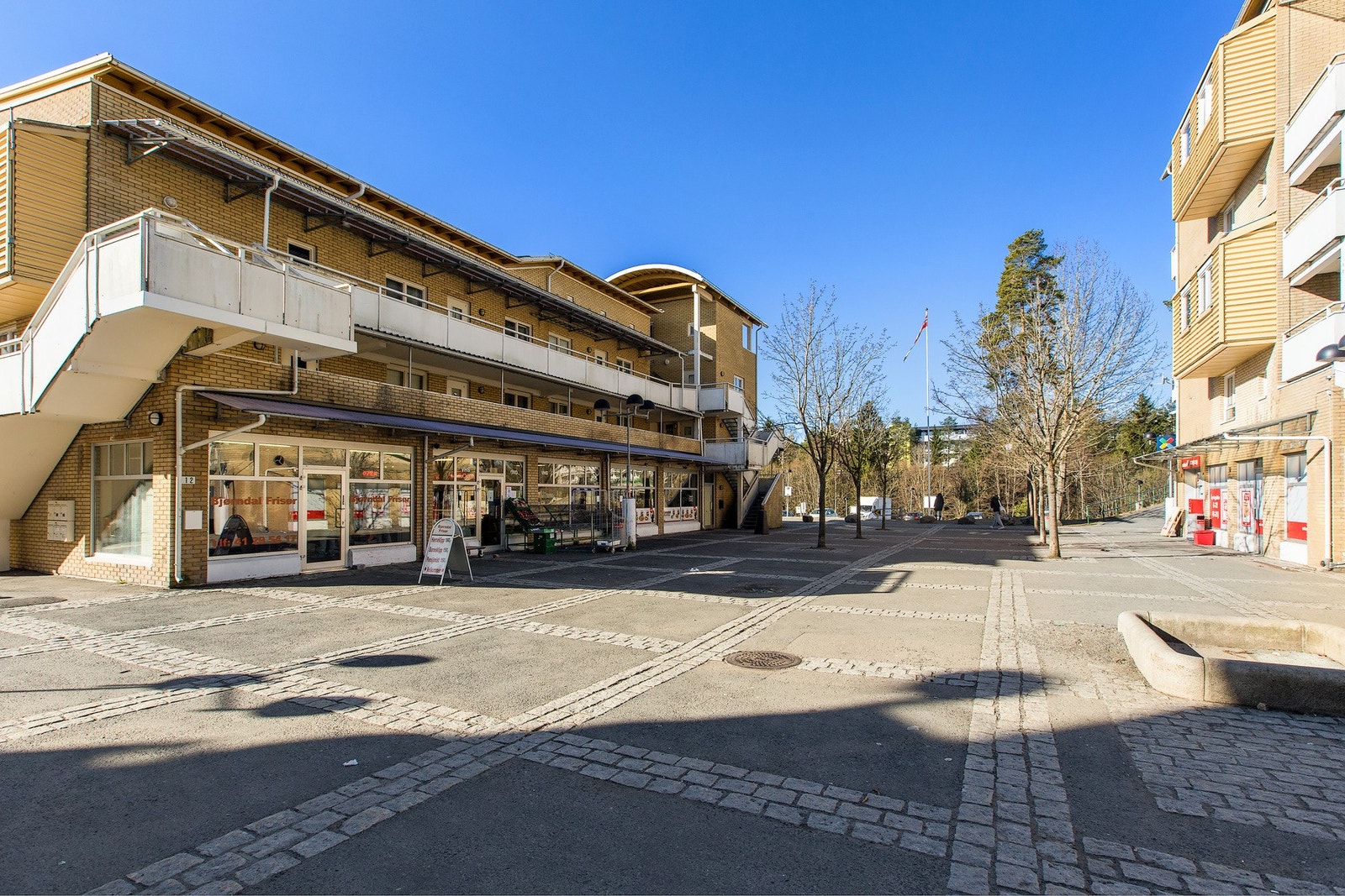 Shoppingmuligheter og forretninger på Bjørndal senter. Galleribilde
