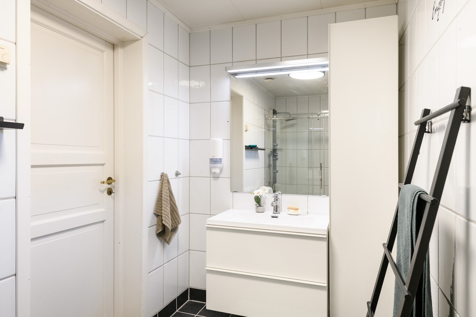 Lyst og hyggelig baderom. Galleribilde