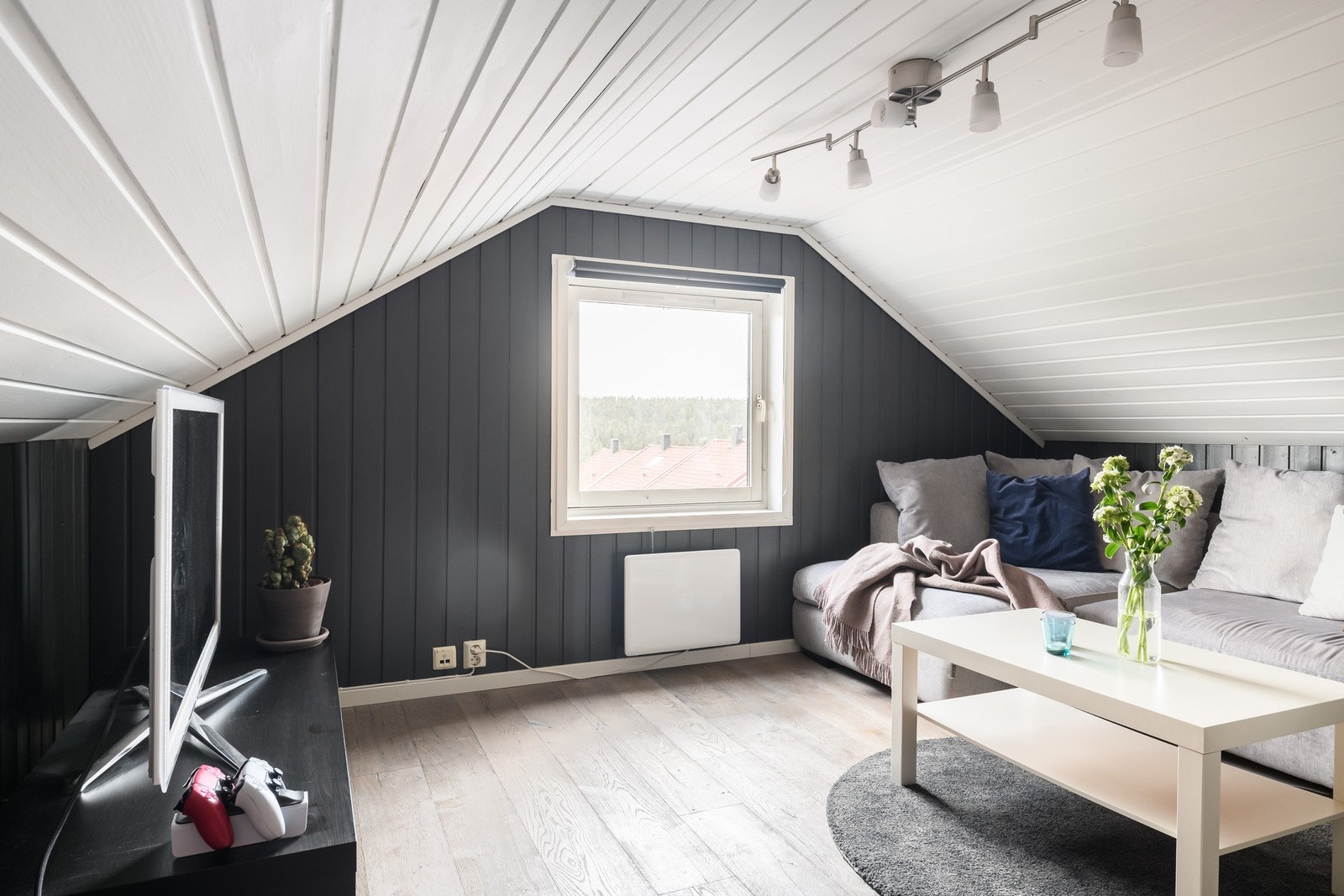 Lys og romslig loftstue. Galleribilde