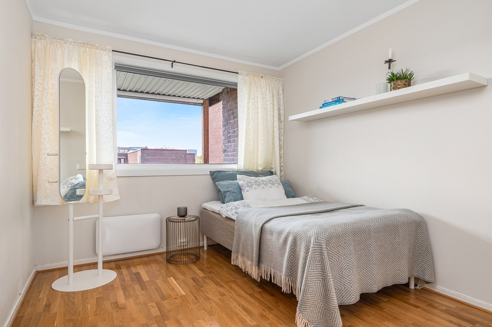 Soverommet på 10 m² brukes i dag som gjesterom. Rommet får inn godt med naturlig dagslys fra de store vindusflatene og har god plass til seng og garderobeskap for oppbevaring. Rommet kan enkelt gjøres om til et kontor, treningsrom eller omkledningsrom. Galleribilde