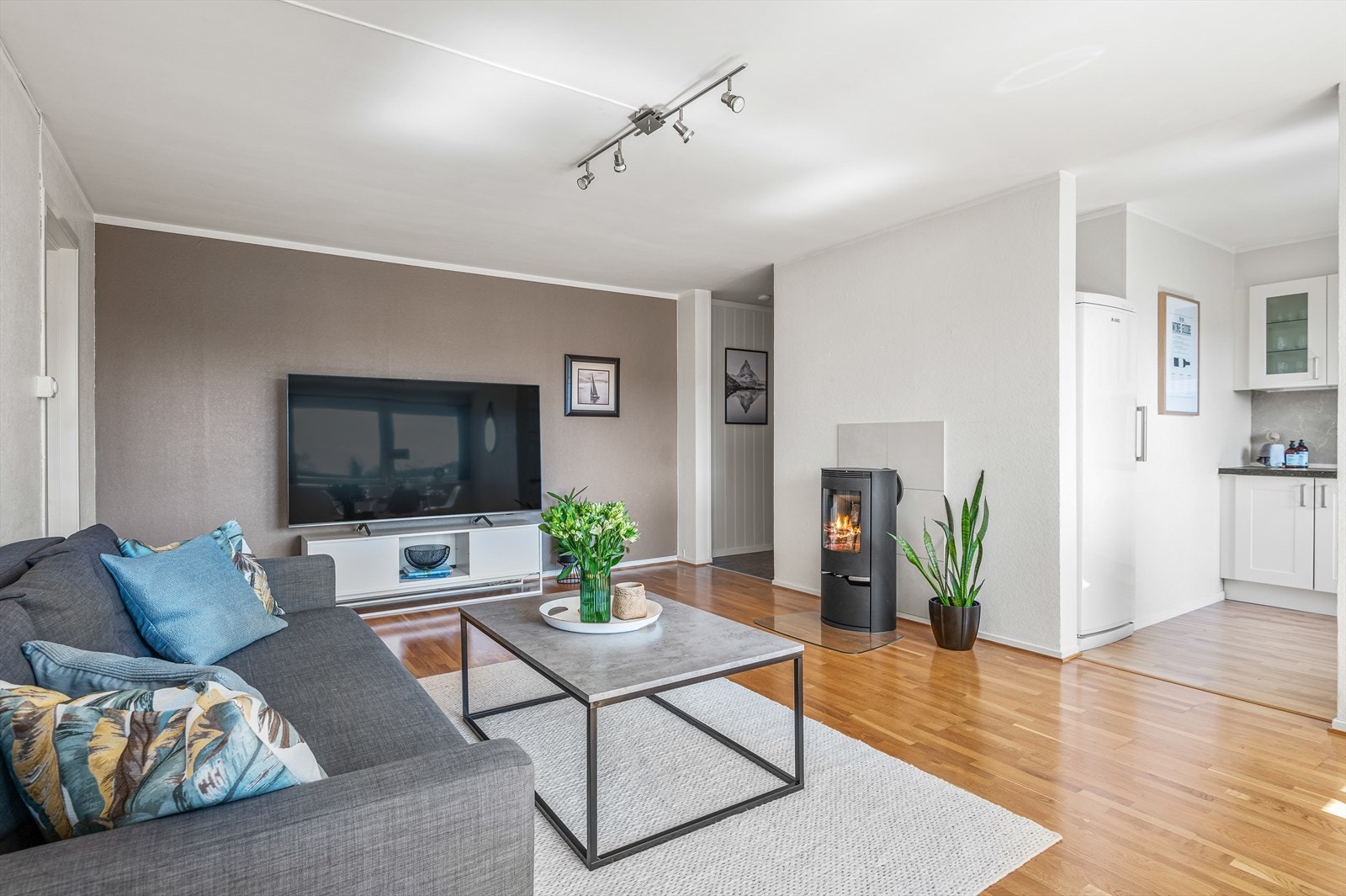 Leiligheten har en praktisk planløsning med stue og kjøkken i en delvis åpen løsning med et samlet areal på 34 m². Allrommet har store vindusflater mot sør som tilføyer hjemmet rikelig med naturlig dagslys. Galleribilde