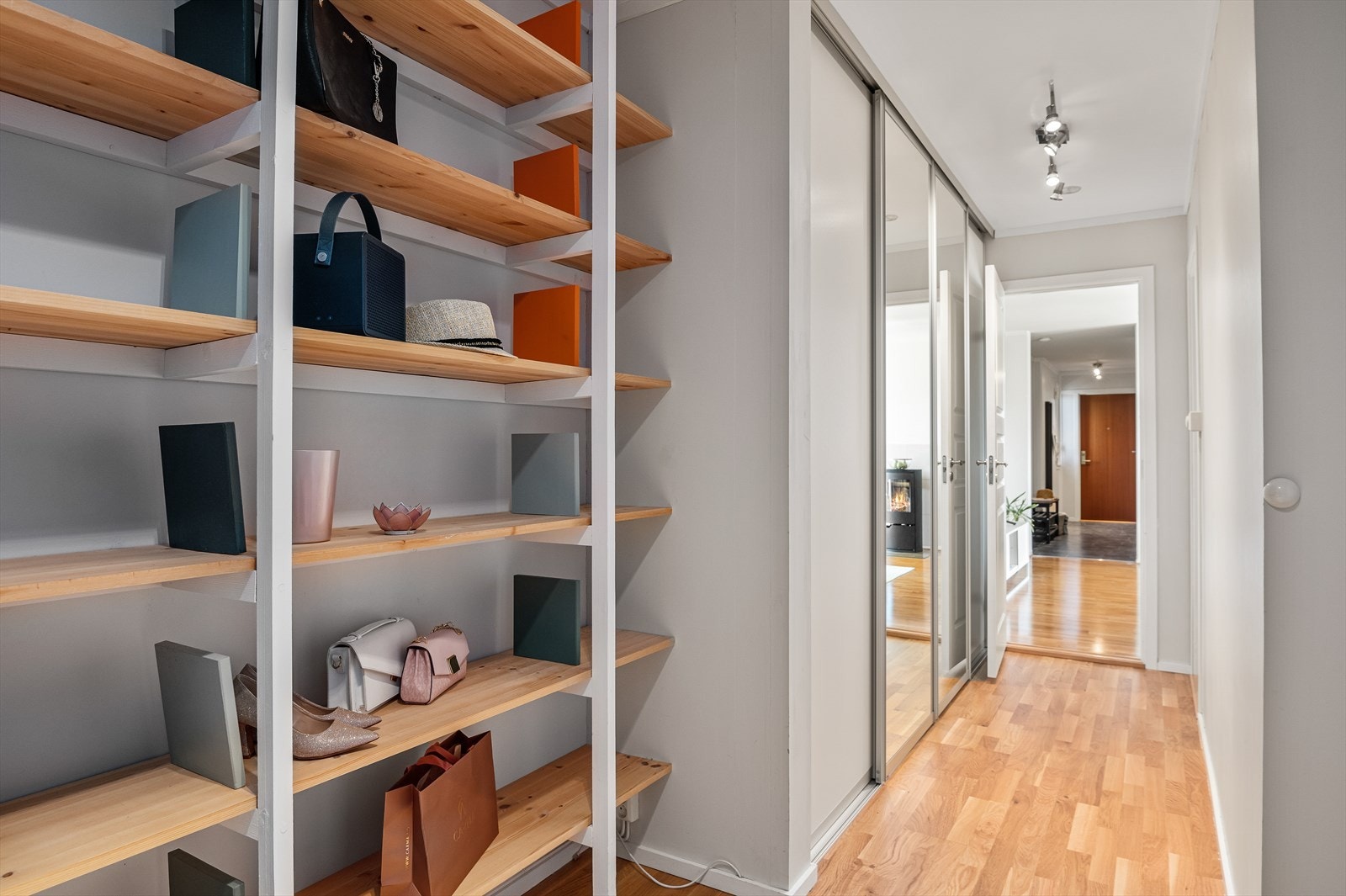Hjemmet har et praktisk kontorrom i tilknytning til to soverom på hhv. 10 og 12 m². På vei inn til kontoret har man både skyvedørsgarderobe og vegghengte hyller som sørger for god lagringsplass av både klær, sko og interiør. Galleribilde