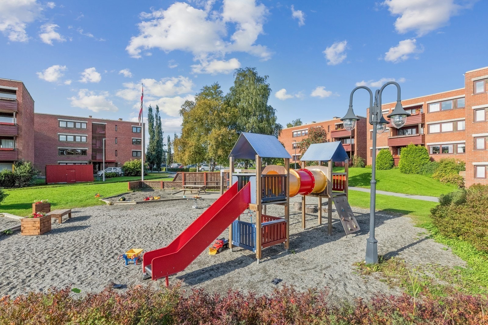 Fra leiligheten er det kort avstand til kollektiv transport, dagligvarebutikker, bensinstasjon, skoler, barnehager, ulike kjøpesenter, treningssenter, Estenstadmarka og NTNU Dragvoll. Galleribilde