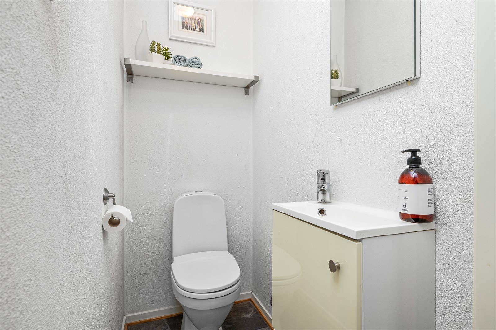 Toalettrommet ligger adskilt til fra baderom og vaskerom, og er utstyrt med naturlig avtrekk, toalett og servant i skap. Galleribilde