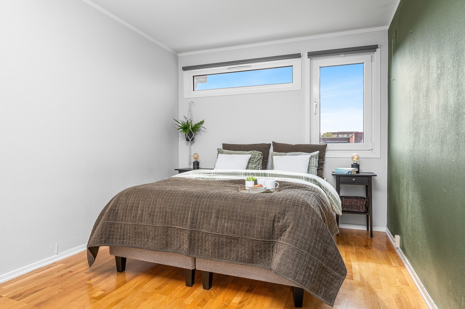 Hovedsoverommet på 12 m² oppleves som stort og vender ut mot rolige omgivelser i feltet. Kontrastvegg er malt i en lun grønnfarge som gir en behagelig romfølelse. Her har man god plass til dobbeltseng, nattbord, garderobeskap og tilhørende møblement. Galleribilde