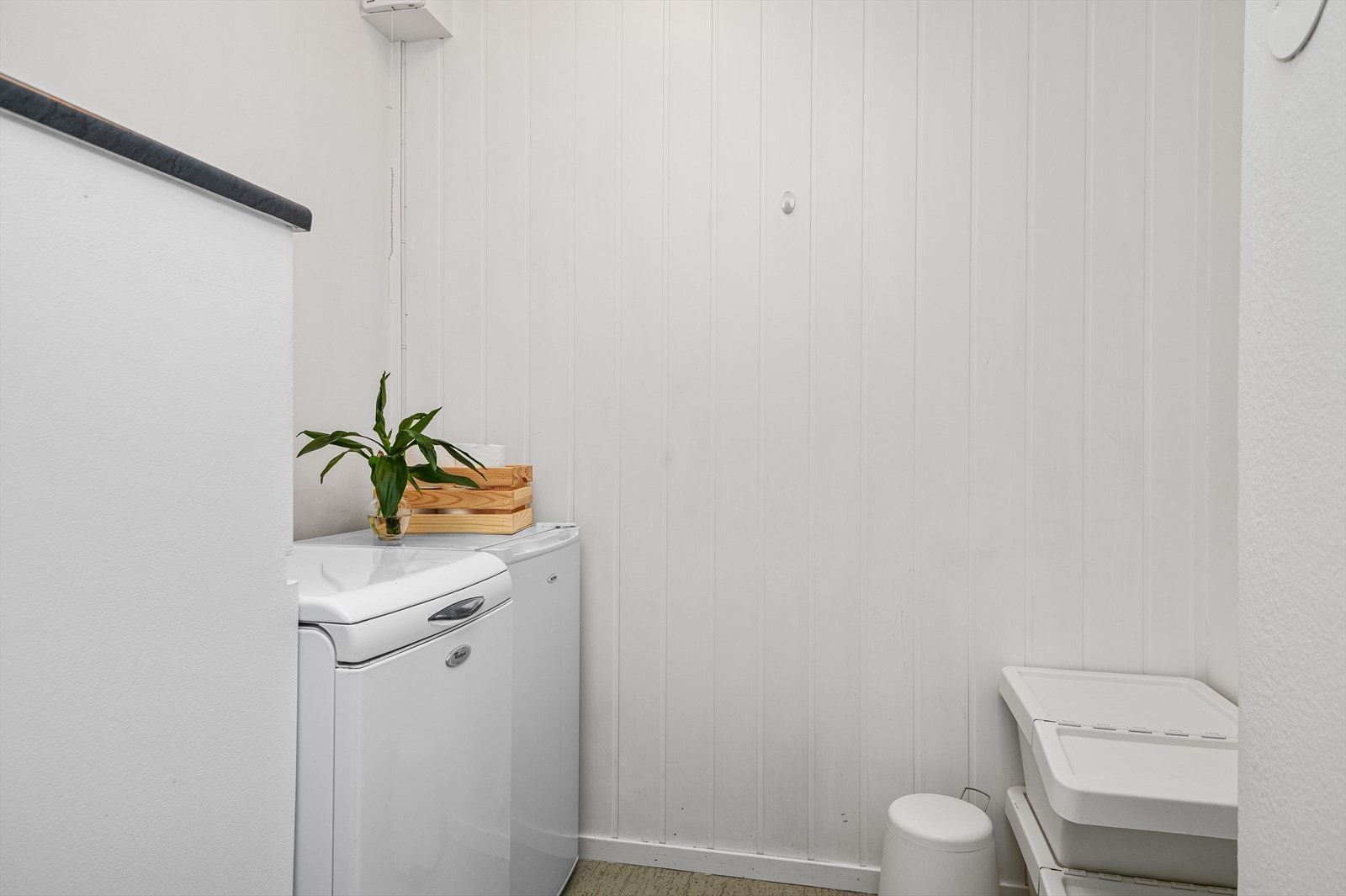 I tilknytning til inngangsparti har leiligheten et praktisk vaskerom. Her er det utstyrt med mekanisk avtrekk, opplegg for vaskemaskin og varmtvannsbereder. Vaskemaskin og fryser vil medfølge handelen. Galleribilde