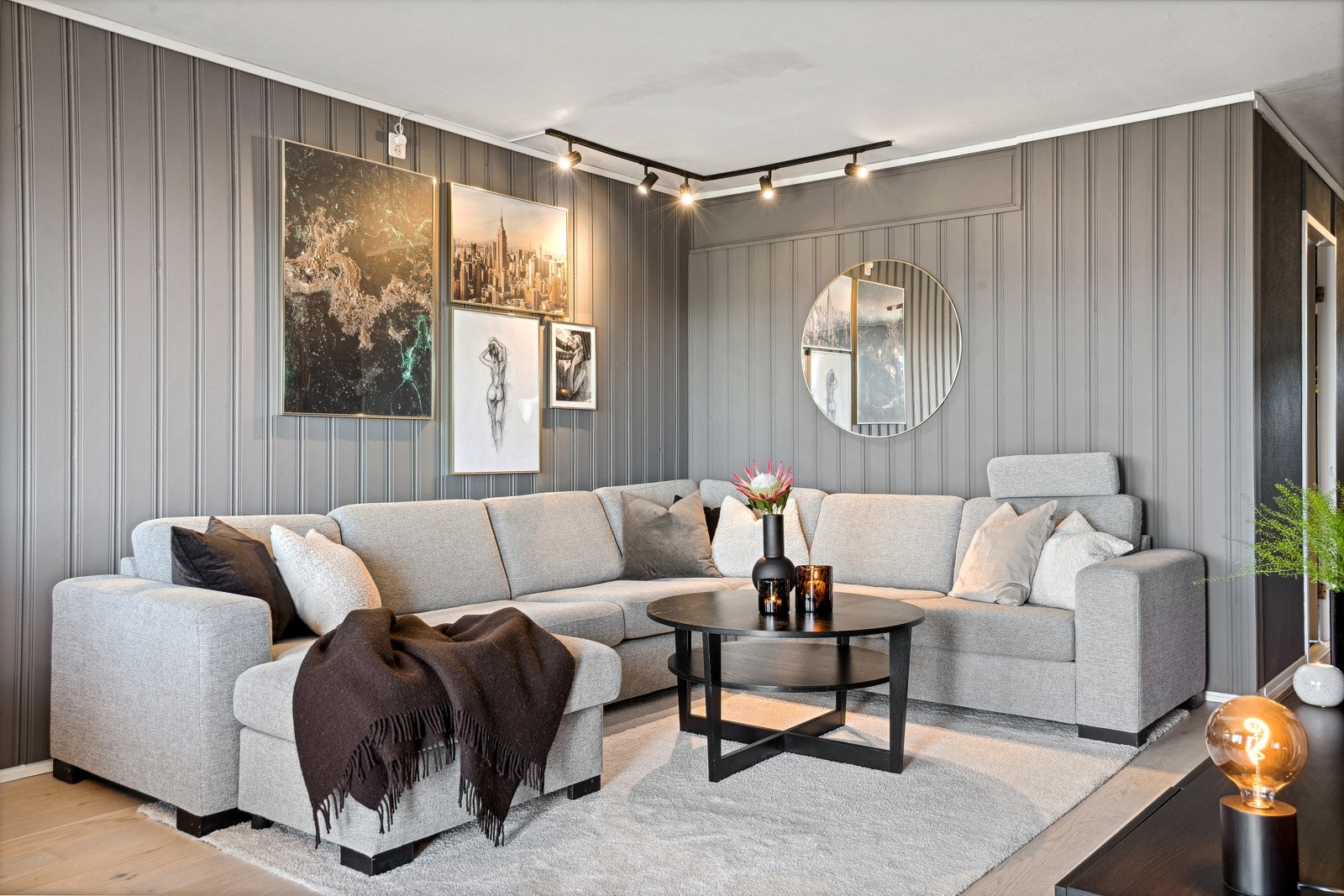 Stuen gir god plass til en stor sofagruppe og ønsket møblement. Galleribilde