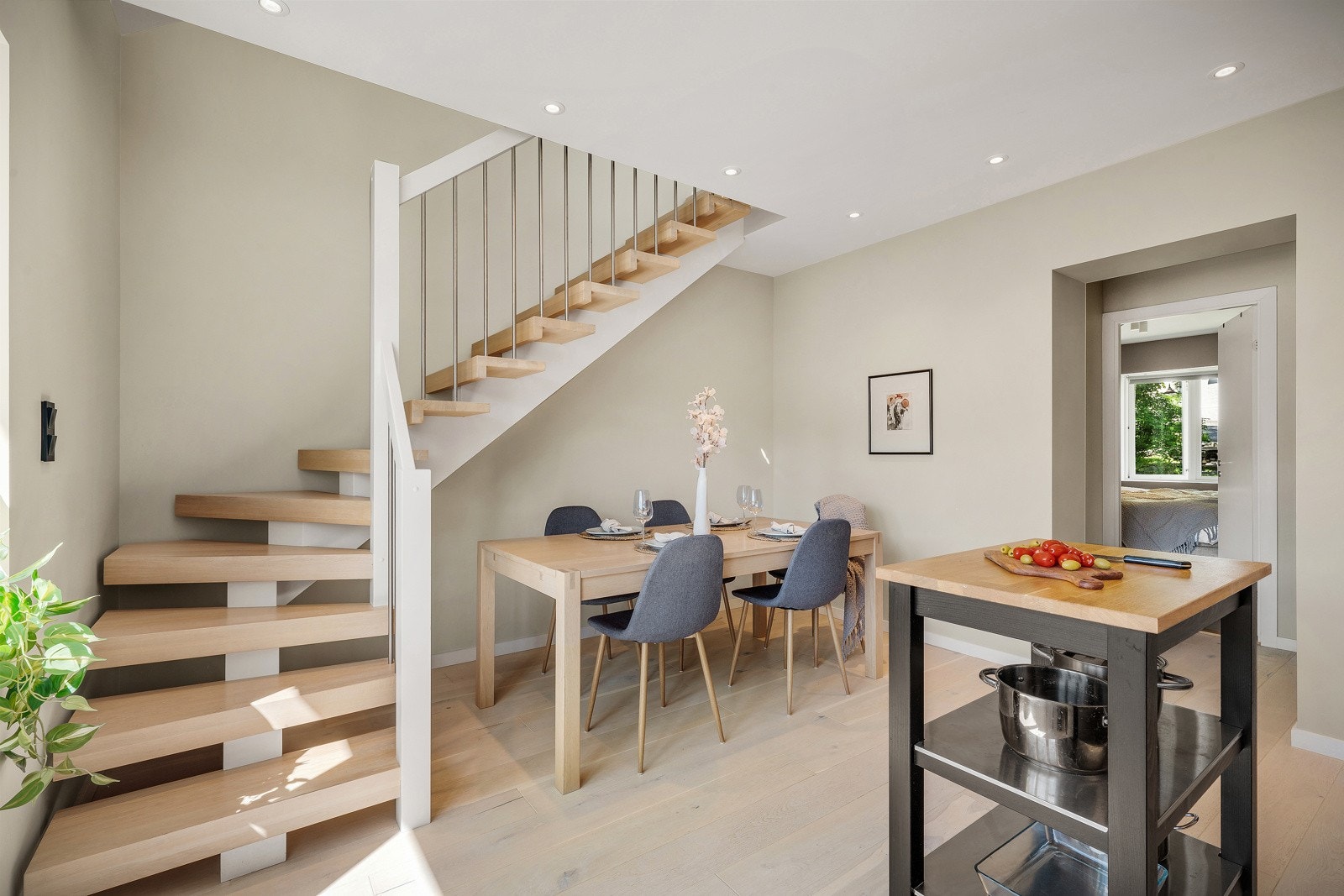 Oppgang til stue, soverom og bad. Galleribilde