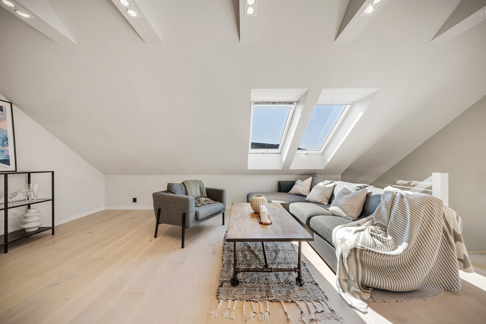 Loftstuen er luftig med en praktisk utforming. Galleribilde