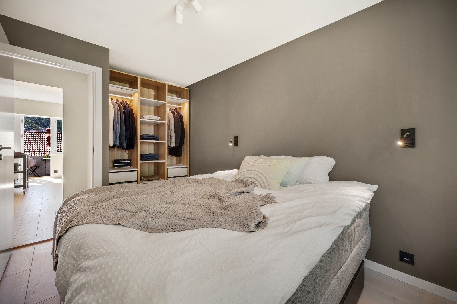 Soverom 2 har god plass til dobbeltseng og garderobe. Galleribilde