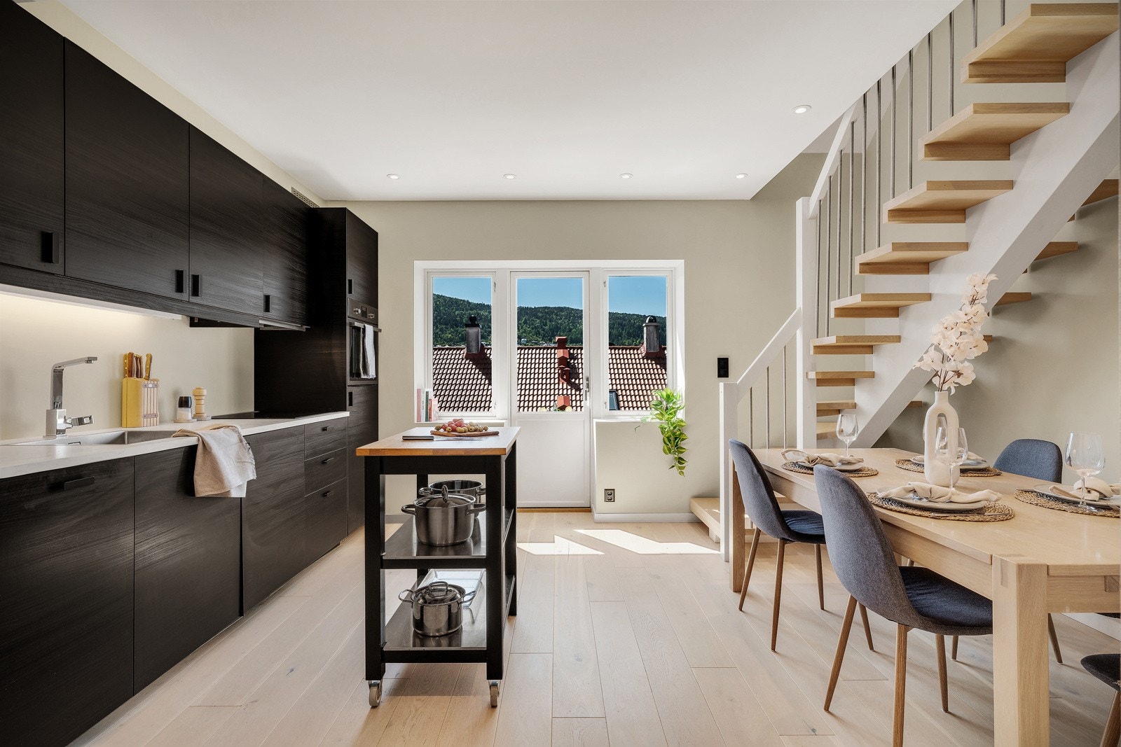 Moderne kjøkken med god spiseplass like ved. Galleribilde