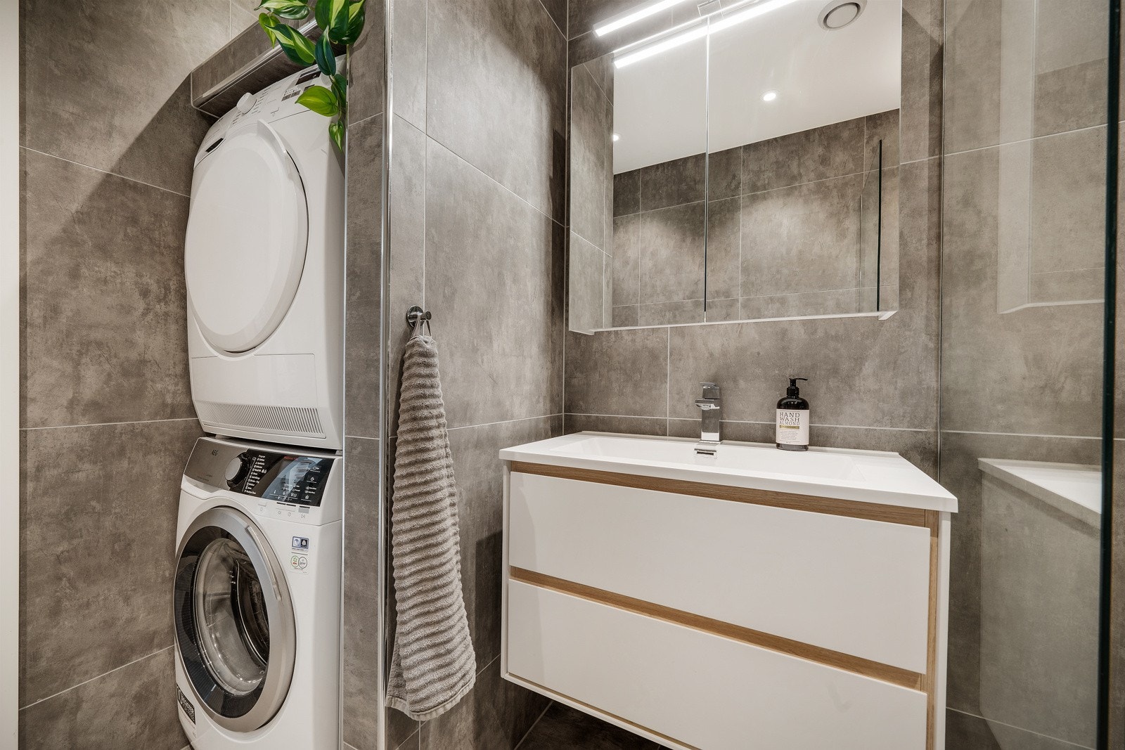 Praktisk vaske-nisje inne på badet. Galleribilde