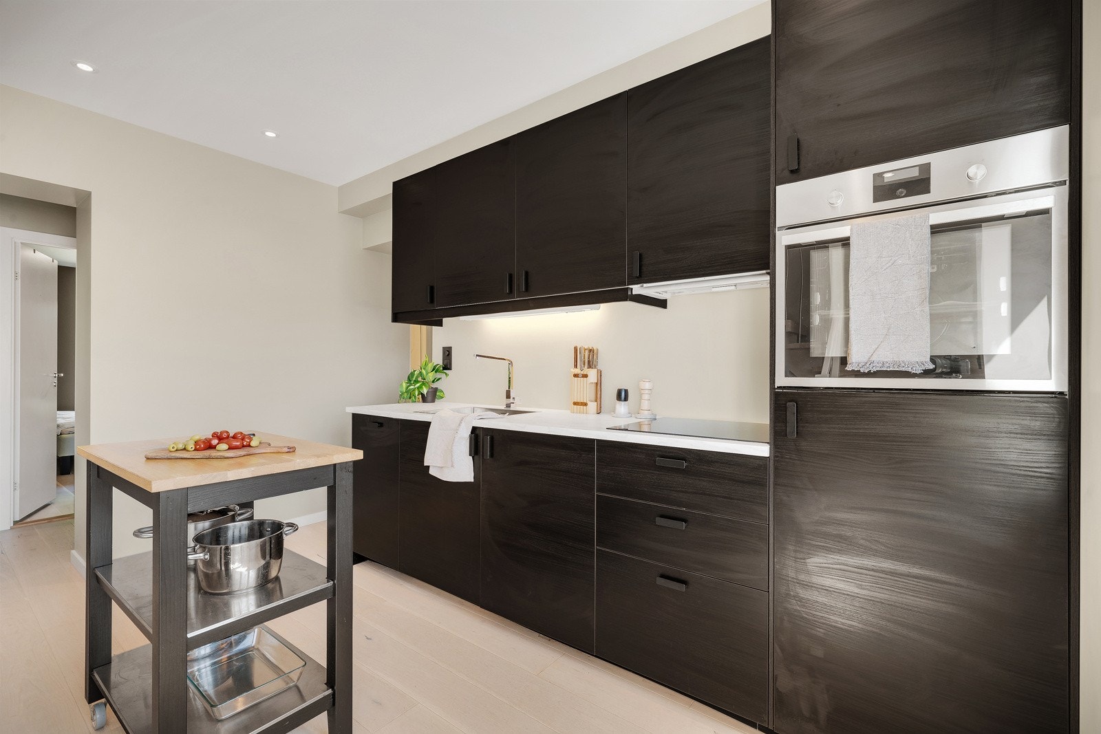 Alle hvitevarer er integrert på kjøkken. Galleribilde