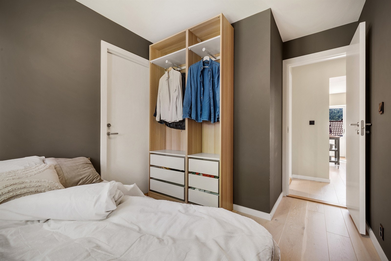 Soverom 1 har plass til en romslig seng og garderobe. Galleribilde