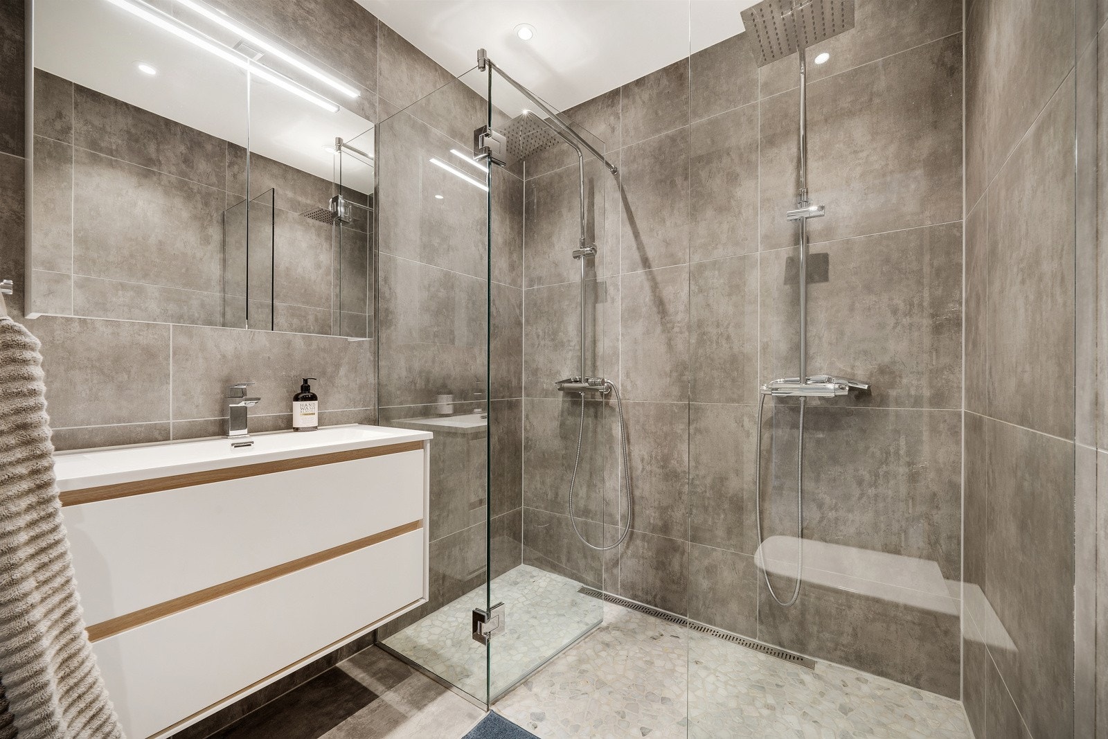 Dobbel dusj. Galleribilde