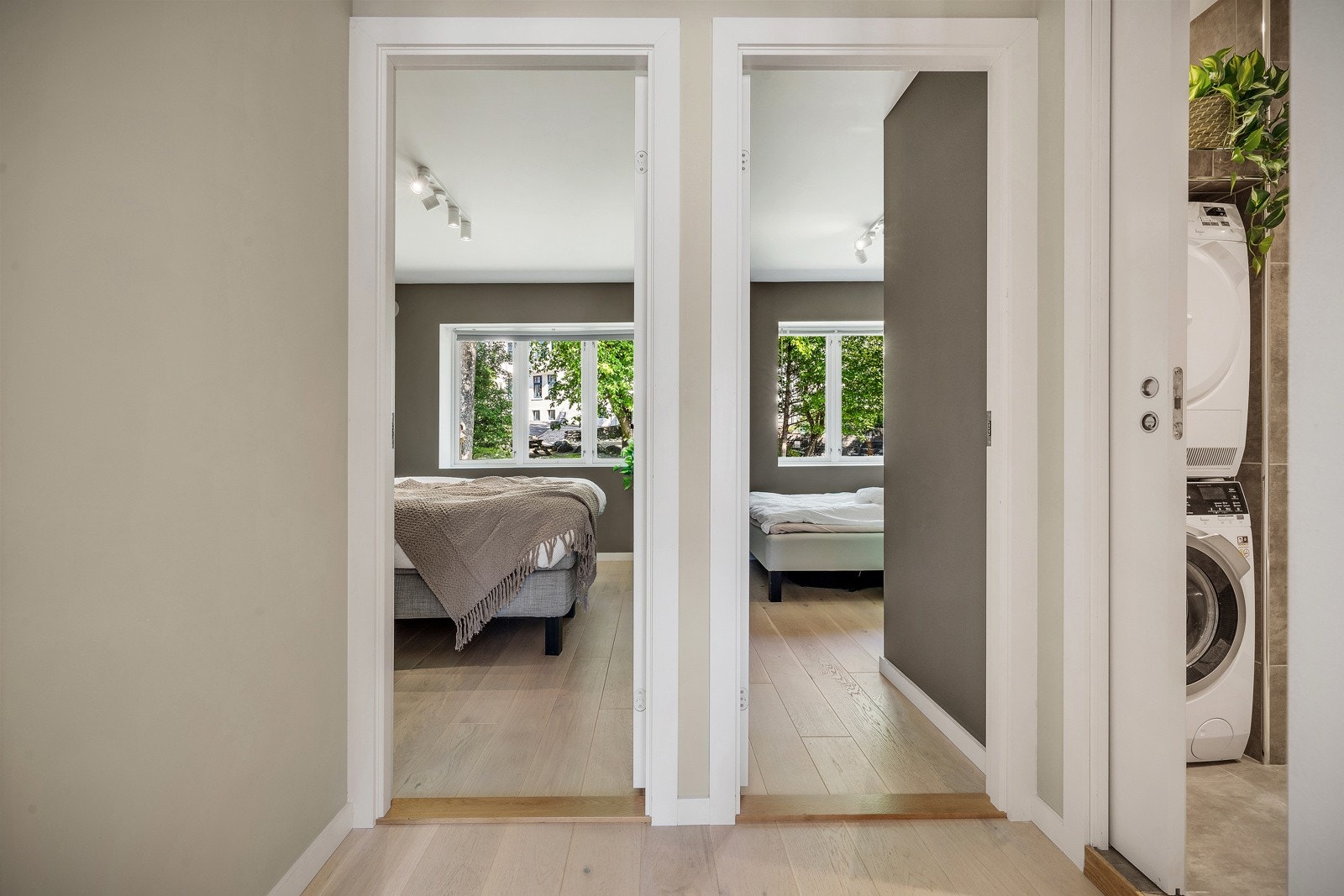 Mellomgang som leder inn til to soverom og et bad. Galleribilde