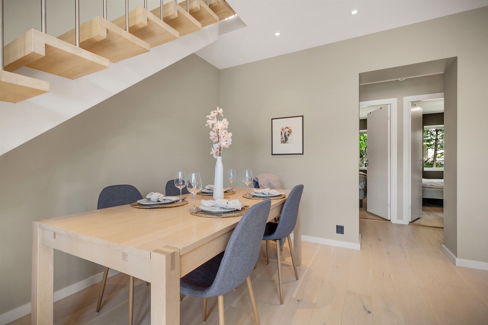 Romslig spiseplass. Galleribilde